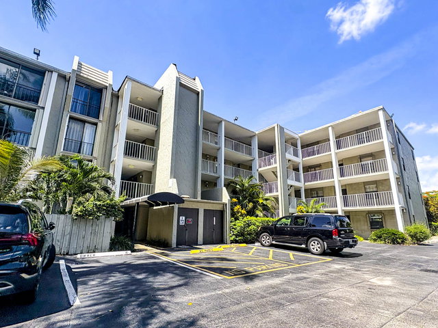 Corinthian Gardens Condo photo 2